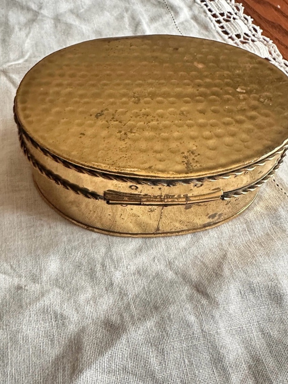 Vintage brass oval trinket jewelry keepsake box - Picture 5 of 9